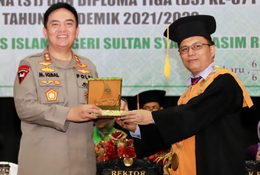 Kapolda Riau Irjen Pol Moh Iqbal menerima plakat dari Rektor UIN Suska Riau, Prof DR Hairunnas. (Foto: ist)