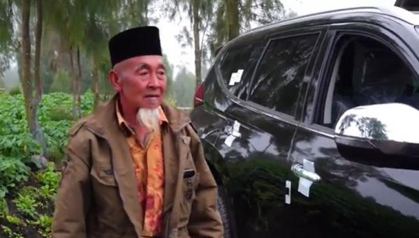 Mbah Kerto Pajero Mbah Kerto tiap hari pergi ke ladang dengan mobil Pajero. (Foto: iNewsTV/Yayan Nugroho)