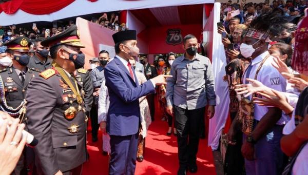 Momen Jokowi Sapa Anak Pedalaman Papua : Kamu Mau Jadi Polisi?