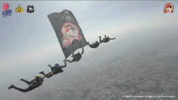 Puncak HUT ke-76 Bhayangkara dimeriahkan aksi terjun payung oleh 41 personel gabungan TNI-Polri. (Foto: Youtube Sekretariat Presiden)