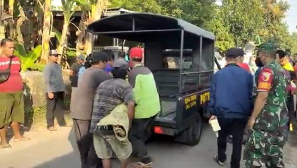 Korban tewas dievakusi ke rumah sakit. (Afnan Subagio).