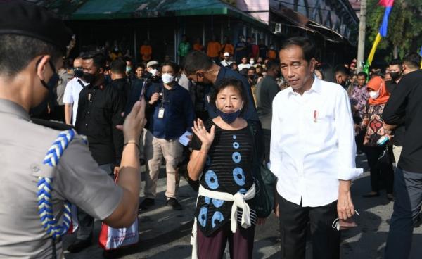 Momen Pengawal Presiden jadi Fotografer Dadakan Warga saat Jokowi Kunker ke Pasar Petisah Medan
