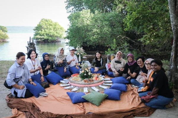 Wamenparekraf Angela Tanoesoedibjo menikmati kegiatan ekowisata di Plataran Menjangan, Bali. (foto: dok Wamenparekraf)
