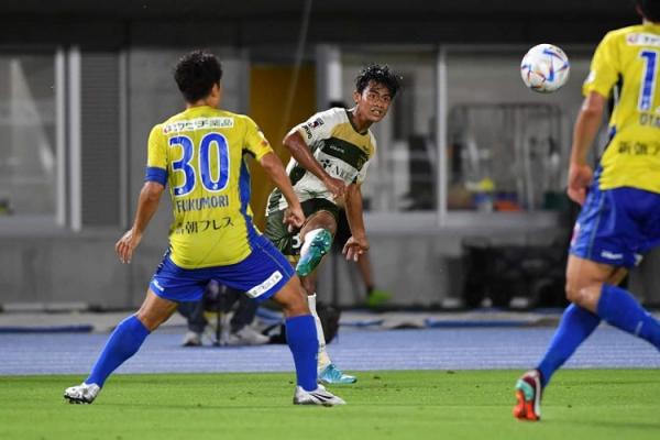 Pratama Arhan baru saja melakoni debut bersama tim barunya, Tokyo Verdy. Pelatih Tokyo Verdy, Hiroshi Jofuku langsung kagum dengan cara adaptasi cepat Arhan. (foto: Tokyo Verdy)