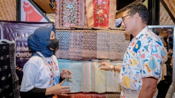 Menparekraf Sandiaga Uno di sumbar Menparekraf Sandiaga Uno saat menghadiri AKI 2022 di Sumbar. (Foto : Ist)