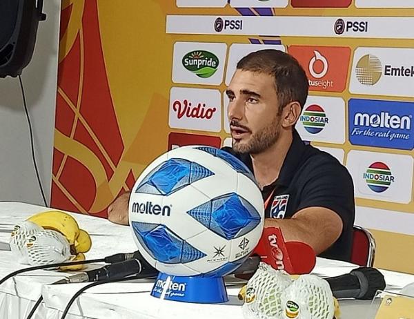 Pelatih Timnas Thailand U-19, Salvador Valero Garcia kecewa timnya tak bisa memetik tiga poin saat melawan Timnas Indonesia U-19 pada laga ketiga Grup A Piala AFF U-19 2022 di Stadion Candrabhaga, Bekasi, Rabu (6/7/2022). (Foto: MPI/Ilham Sigit)