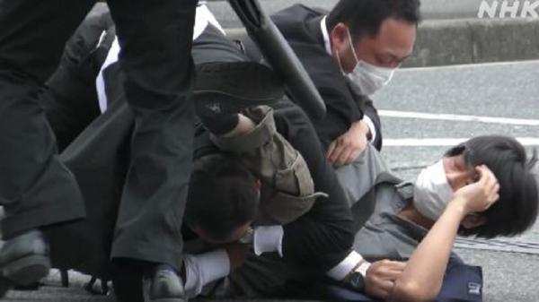 penembak shinzo abe ditangkap Petugas keamanan mengamankan pelaku penembakan mantan PM Jepang Shinzo Abe, bernama Tetsuya Yamagami. (Tangkapan layar video NHK)