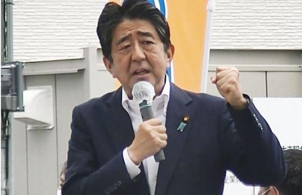 Mantan PM Jepang Shinzo Abe berpidato sebelum ditembak mantan pasukan AL Jepang di Nara, Jumat (8/7/2022). (Foto: Kyodo News))