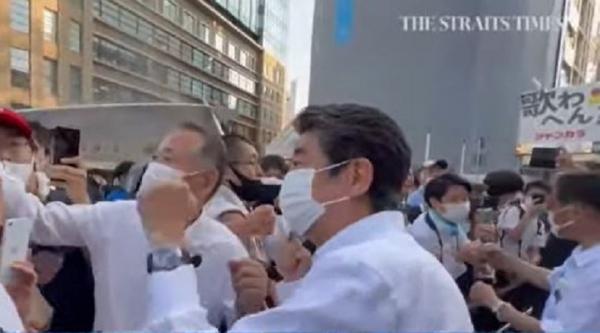 Mantan PM Jepang Shinzo Abe menyapa warga sebelum berpidato di Nara, Jumat (8/7/2022). (Tangkapan layar video The Straits Times)