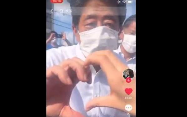 Mantan PM Jepang Shinzo Abe menyapa warga sebelum berpidato di Nara dan ditembak pria mantan pasukan AL Jepang, Jumat (8/7/2022). (Foto tangkapan layar video/Twitter)