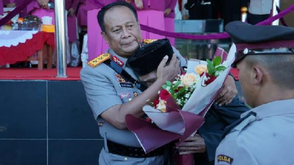 Kapolda Jabar Irjen Pol Suntana memeluk Udin Sudrajat, sopir angkot yang anaknya Bripda Andi Sonjaya berhasil jadi polisi. (FOTO: Humas Polda Jabar)