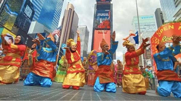 Keren Banget Penampilan Tim Muhibah Angklung Jabar di Time Square New York