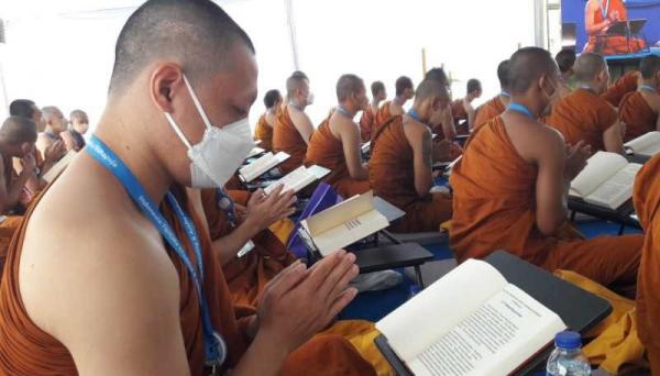 Ribuan Umat Buddha Ikuti Indonesia Tripitaka Chanting di Pelataran Candi Borobudur