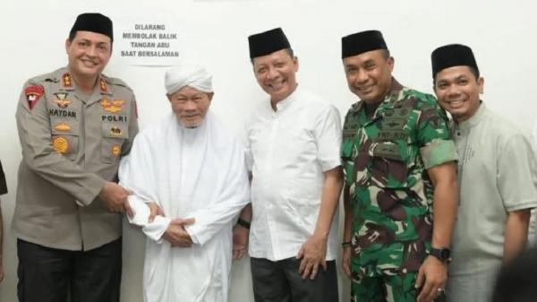 Kapolda Aceh Takziah ke Rumah Abu Usman Kuta Krueng, Salah Satu Ulama Tertua di Aceh