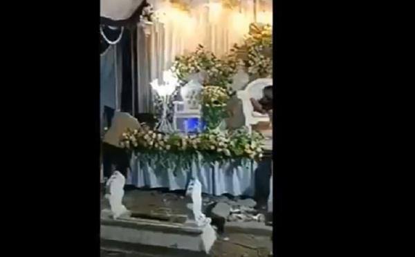 Pesta pernikahan digelar di area makam. (Foto: iNewsTV/Fathorrahman)