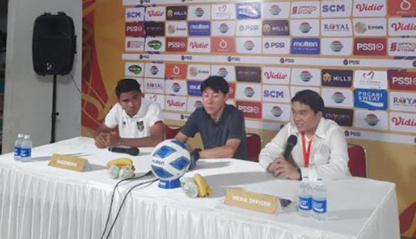 Shin Tae-yong tak meratapi kegagalan Indonesia ke semifinal Piala AFF U-19 2022. Dia meminta Ronaldo Kwateh dan kolega menegakkan kepala. (Foto: Ilham Sigit/MPI)