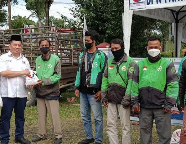 Pengemudi ojek online di Medan meneriming kurban dari DPW Perindo Sumut. (Foto: MPI/Wahyudi Aulia S)