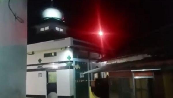 Sebuah benda mengeluarkan cahaya merah menyala terbang di atap rumah warga Pandeglang, Minggu (10/7/2022) malam. (Foto: iNewsTV/Iskandar Nasution)