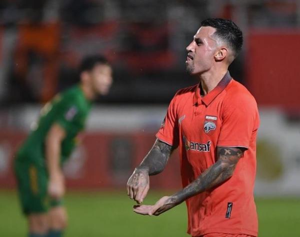 Pemain Borneo FC, Stefano Lilipaly merayakan gol ke gawang PSS Sleman pada laga leg kedua semifinal Piala Presiden 2022 di Stadion Segiri, Senin (11/7/2022). (Foto: Instagram/@borneofc.id)
