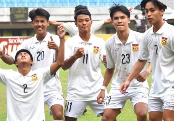 Pemain Timnas Laos U-19 Pemain Timnas Laos U-19 merayakan gol ke gawang Malaysia U-19 pada laga terakhir Grup B Piala AFF U-19 2022 di Stadion Candrabhaga, Bekasi, Senin (11/7/2022). (Foto: Instagram/@lff_official)