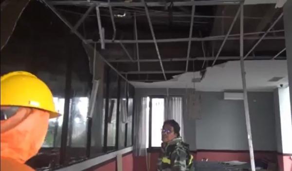 Gedung kantor UPTD Metrologi Legal Gianyar rusak dihantam pohon tumbang. (Foto: iNewsTV/Ketut Catur)