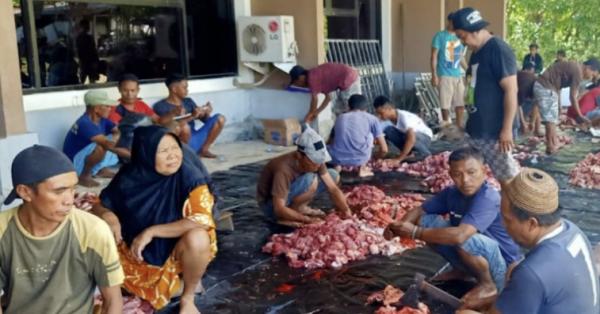 DKP Gorontalo Bagikan Daging Kurban untuk Nelayan dan Warga Pesisir