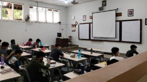 Suasana belajar di SMA Kolese De Britto, sekolah unik tanpa sekat di ruang kelas. (Foto : iNews/Erfan Erlin)