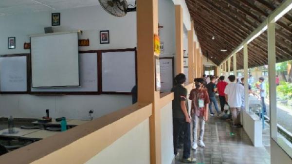 Suasana di lingkungan SMA Kolese De Britto di Yogyakarta, sekolah unik yang membolehkan siswa gondrong dan tidak berseragam. (Foto : iNews/ Erfan Erlin)