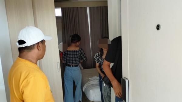 Dua perempuan di Padang, Sumbar, diamankan Satpol PP. Keduanya diduga open BO sambil membawa balita (Rus Akbar/MNC Portal)