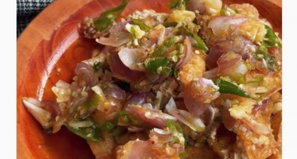 Menurut penuturan dari salah seorang pekerjanya, tahu gejrot Bang Jack dalam sehari bisa terjual lebih dari 1.000 porsi. (Foto: YouTube Jajan Ranger)