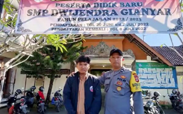 Aipda I Wayan Astawa bersama anak tak mampu yang kembali disekolahkan. (Foto: iNews/Ketut Catur)