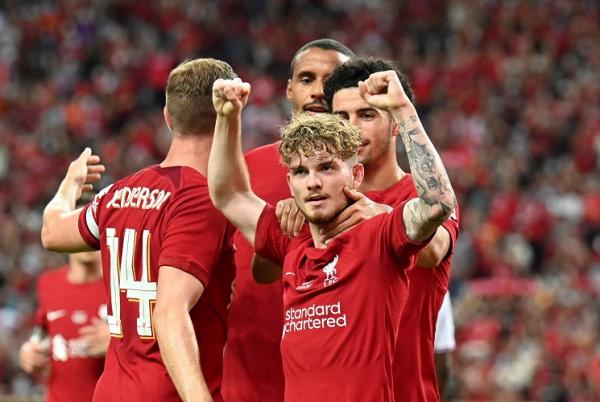 Pemain Liverpool merayakan gol Jordan Henderson ke gawang Crystal Palace pada laga uji coba di Stadion National Singapore, Kallang, Jumat (15/7/2022). (Foto: REUTERS)