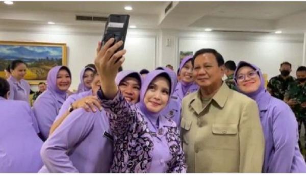 Menhan Prabowo Subianto berfoto selfie bersama para istri prajurit TNI. (Foto istimewa).