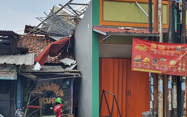 Sebuah Kafe Hancur Akibat Ledakan Tabung Gas Sebuah Kafe Hancur Akibat Ledakan Tabung Gas