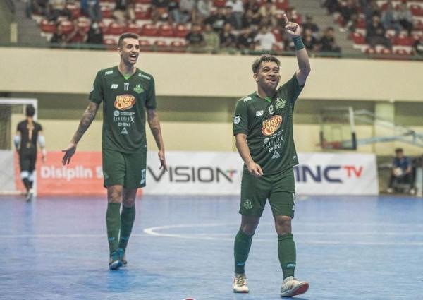 Pemain Bintang Timur Surabaya, Ardiansyah Runtuboy (kanan) merayakan hattrick-nya ke gawang Giga FC pada laga Liga Futsal Profesional 2021 di GOR UNY, Sabtu (16/7/2022). (Foto: Instagram/@bintangtimur_surabaya)