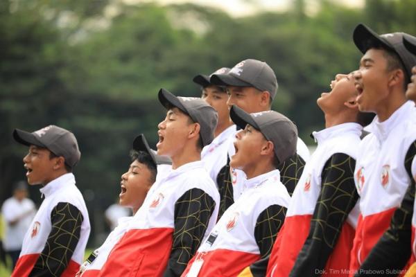 Salah satu tim kontestan Nusantara Open 2022 menyanyikan yel-yel dalam acara pembukaan di Nusantara Polo Club, Cibinong, Kabupaten Bogor, Sabtu (16/7/2022). (Foto: MPI)