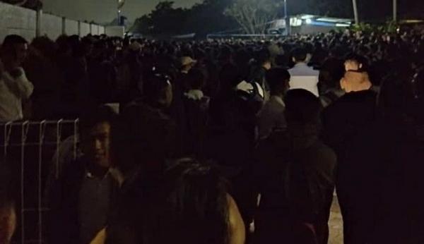 Antrean panjang pelamar kerja membeludak di Jalan Dago, Kelurahan Jatiuwung, Tangerang. (Foto istimewa).