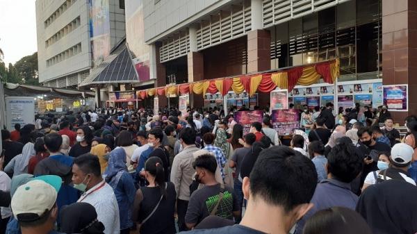 Antrean masuk PRJ penuh sesak oleh pengunjung. (Foto: MPI/Bachtiar Rojab)