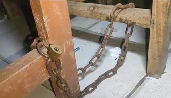 Kursi Digembok Kursi dan meja digembok orang tua siswa. (Foto: iNewsTV/Toiskandar)