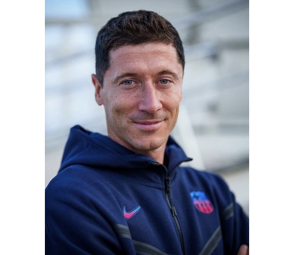 Robert Lewandowski akhirnya menyapa fans Barcelona untuk pertama kalinya. Lewandowski terlihat tersenyum lebar. (fotoL Barcelona).