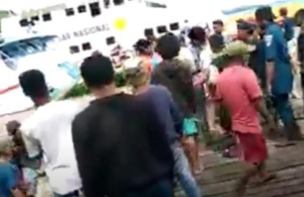 Keluarga korban kapal tenggelam di Halmahera Selatan mengusir kapal Basarnas. (Foto: iNews TV/Ismail Sangaji)