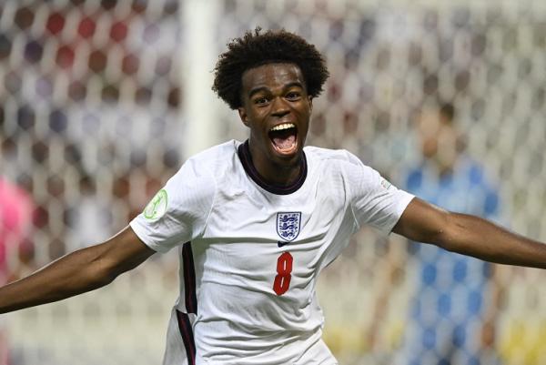 Carney Chukwuemeka Inggris PSG tengah mengoda wonderkid asal Inggris Carney Chukwuemeka. Chukwuemeka diproyeksikan untuk melengkapi trio Lionel Messi, Neymar Junior, dan Kylian Mbappe. (foto: REUTERS/Radovan Stoklasa).