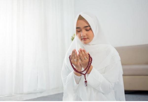 Doa asmaul husna Amalan hari Jumat salah satunya banyak berdoa karena Jumat merupakan waktu mustajab. (Foto: Freepik)