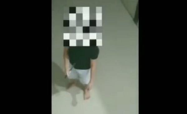 Seorang PRT mengarahkan pisau ke perut hendak bunuh diri. (Foto: @prc_samaptapoldakalbar)