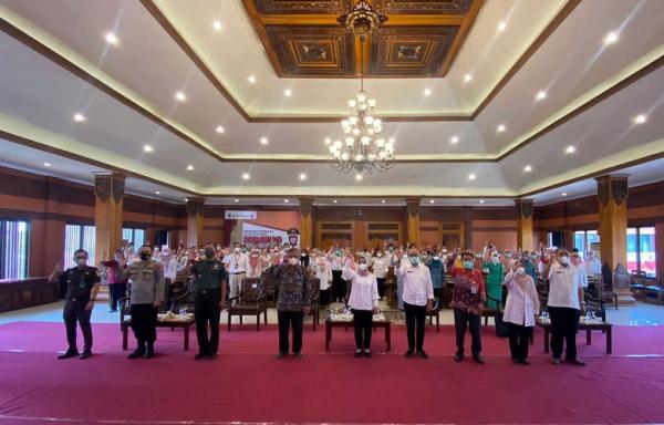 Wali Kota dan jajaran Forkopimda saat menyampaikankomitmen bersama Kota Mojokerto menuju zero stunting. (Foto: dok Pemkot Mojokerto)
