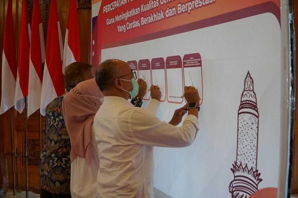 Penandatanganan komitmen bersama antara Wali kota, DPRD dan Kepala Bappedalitbang. (Foto: dok Pemkot Mojokerto)