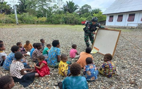 Cerita Anggota TNI Ajari Anak Papua Baca, Permen dan Biskuit Jadi Senjata agar Cepat Ingat