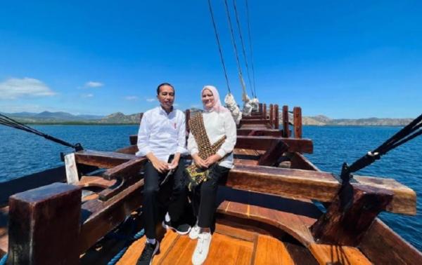 Momen Mesra Jokowi dan Ibu Negara Iriana Naik Kapal Pinisi di Labuan Bajo