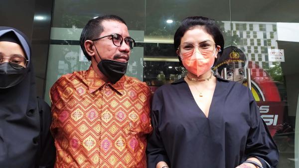 Artis Nikita Mirzani saat mendatangi Kantor Kejari Serang, Selasa (25/10/2022). Nikita ditahan selama 20 hari di Rutan Serang terkait kasus pencemaran nama baik. (Foto: MPI/Yogi Sandy)