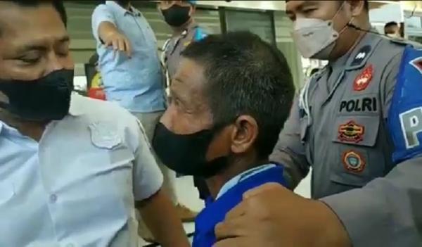 Pelaku pembunuhan saat di Mapolres Pasuruan. (Jaka Samudra).